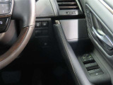 電動格納式ミラーです。ボタン一つで開閉できるのですれ違い時や駐車時に便利です!