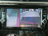ギアを『R』に入れた後、カメラボタンを押すと、運転席から見えない左側面をナビ画面にうつしてくれるので、幅寄せや縦列駐車がし易くなります。