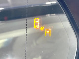 【ブラインドスポットモニター】走行中、ドアミラーの死角になりやすい箇所に後続車が接近するとサイドミラーのレンズに警告を表示!ドライバーに注意喚起をしてくれます。
