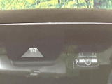 【トヨタセーフティセンス】走行中に前方の車両等を認識し、衝突しそうな時は警報とブレーキで衝突回避と被害軽減をアシスト。より安全にドライブをお楽しみいただけます。