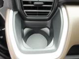 カップホルダーは運転席や助手席からちょうど手の届く位置です!!