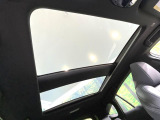 【調光パノラマルーフ】車内の解放感が一気に上がる大型パノラマルーフに調光機能がプラス!日差しが強い時、シェードを閉めなくてもガラスの透明度を調整することで心地よい明るさに♪