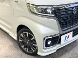 【LEDヘッドライト】悪天候や夜間走行時も良好な視界を確保し安心して運転できる高輝度LEDヘッドライトを装備!点灯速度が早く、消費電力も抑えられています。