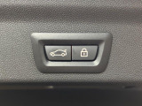 ●電動リアゲート:ワンタッチでリアゲートの開閉ができ、荷物などで両手が塞がっている状態でも簡単に開閉ができる便利機能です。