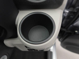 カップホルダーは運転席や助手席からちょうど手の届く位置です!!