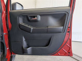 運転席ドア内張はご覧の通り。ドアポケットの収納もバッチリです