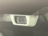 【アイサイトVer2】前方の車両等を検知し、衝突しそうな時は警報で注意を促し、ブレーキを踏む力をサポート。ブレーキを踏めなかった場合は衝突被害軽減ブレーキが作動、衝突回避をサポートします。