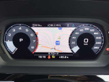 スピードメーターなどの運転に必要な計器とともに、オーディオ・電話の操作画面などを表示。レイアウトはステアリングスイッチで切り替えでき運転に集中しながら必要な情報を瞬時に得ることが可能。