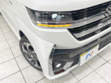 【LEDヘッドライト】悪天候や夜間走行時も良好な視界を確保し安心して運転できる高輝度LEDヘッドライトを装備!点灯速度が早く、消費電力も抑えられています。