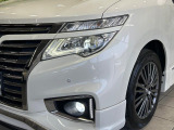 【LEDヘッドライト】悪天候や夜間走行時も良好な視界を確保し安心して運転できる高輝度LEDヘッドライトを装備!点灯速度が早く、消費電力も抑えられています。