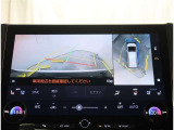 【パノラマモニター】に搭載した4つのカメラにより、車を真上から見ているような映像を表示。運転席から確認しにくい車両周囲の状況を把握できます。