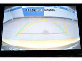 バックギアに入れるとバックカメラの映像がナビに映ります。障害物までの距離もわかりやすいです。