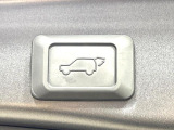 【パワーバックドア】スマートキーや運転席のボタンを押すだけでリアゲートが自動で開閉します!荷物を持っている時や、高い位置にあるバックドアを閉める際に便利な機能です♪