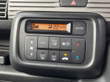 【オートエアコン】一度お好みの温度に設定すれば、車内の温度を検知し風量や温度を自動で調整。暑い&hellip;寒い&hellip;と何度もスイッチ操作をする必要はありません。快適な車内空間には必須の機能ですね♪