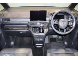 操作性に優れた運転席となります!小物入れや各ボタンの配置にこだわり、使いやすいです!座り心地もよく視認性も良好なのでロングドライブもお任せ下さい!