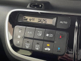 【オートエアコン】一度お好みの温度に設定すれば、車内の温度を検知し風量や温度を自動で調整。暑い&hellip;寒い&hellip;と何度もスイッチ操作をする必要はありません。快適な車内空間には必須の機能ですね♪