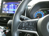 ナビの音量など車両情報を手元で操作できるハンドルスイッチ付き。