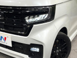 【LEDヘッドライト】悪天候や夜間走行時も良好な視界を確保し安心して運転できる高輝度LEDヘッドライトを装備!点灯速度が早く、消費電力も抑えられています。