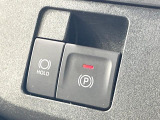 【電動パーキングブレーキ】パーキングブレーキは便利な電動式!ボタン一つで操作でき、アクセルを踏めば自動で解除されます♪レバーやペダルが無いので運転席廻りもすっきりしますね♪