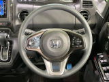 インテリアに合わせたデザインのステアリングは、運転される方のことも考え、運転しやすい形状、大きさです。是非一度、実際に触ってお確かめください。