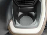 カップホルダーは運転席や助手席からちょうど手の届く位置です!!
