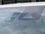 【トヨタセーフティセンス】走行中に前方の車両等を認識し、衝突しそうな時は警報とブレーキで衝突回避と被害軽減をアシスト。より安全にドライブをお楽しみいただけます。