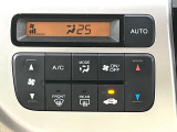 【オートエアコン】一度お好みの温度に設定すれば、車内の温度を検知し風量や温度を自動で調整。暑い&hellip;寒い&hellip;と何度もスイッチ操作をする必要はありません。快適な車内空間には必須の機能ですね♪