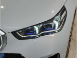 【LEDヘッドライト】先進のLEDテクノロジーを採用。放射される白色光の周波特性は太陽光に近く、バイキセノン・ヘッドライトを上回るコントラストで更に明るく輝きます!