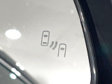 【ブラインドスポットモニター】走行中、ドアミラーの死角になりやすい箇所に後続車が接近するとサイドミラーのレンズに警告を表示!ドライバーに注意喚起をしてくれます。