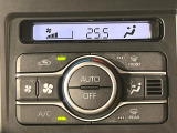【オートエアコン】一度お好みの温度に設定すれば、車内の温度を検知し風量や温度を自動で調整。暑い&hellip;寒い&hellip;と何度もスイッチ操作をする必要はありません。快適な車内空間には必須の機能ですね♪