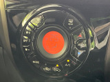 【オートエアコン】一度お好みの温度に設定すれば、車内の温度を検知し風量や温度を自動で調整。暑い&hellip;寒い&hellip;と何度もスイッチ操作をする必要はありません。快適な車内空間には必須の機能ですね♪