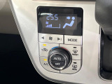【オートエアコン】一度お好みの温度に設定すれば、車内の温度を検知し風量や温度を自動で調整。暑い&hellip;寒い&hellip;と何度もスイッチ操作をする必要はありません。快適な車内空間には必須の機能ですね♪