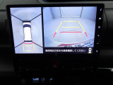 【パノラマモニター】上からの映像を表示。前後左右のカメラで合成し、運転席からの目視だけでは確認しにくい状況をリアルタイムで見晴らせます