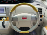 インテリアに合わせたデザインのステアリングは、運転される方のことも考え、運転しやすい形状、大きさです。是非一度、実際に触ってお確かめください。