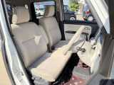 運転席まわりには十分なスペースがあり、大柄な方でもゆったり運転していただける環境です。