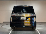 前・後方に車両や壁などの障害物がある場合、クルマが誤操作を察知して、衝突を未然に防ぎます。