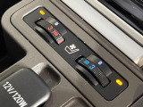 【シートヒーター&ベンチレーション】夏場は涼しい風でお尻や背中の熱やムレを防ぎ、冬はエアコンよりも早く温まってポカポカに!季節を問わず快適に過ごせます。