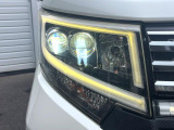 【LEDヘッドライト】悪天候や夜間走行時も良好な視界を確保し安心して運転できる高輝度LEDヘッドライトを装備!点灯速度が早く、消費電力も抑えられています。