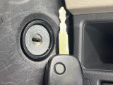 【キーレス】少し離れた場所からでもボタン一つでドアの開錠・施錠ができるのでとっても便利!ドアの鍵穴周りに傷をつけることもありません♪