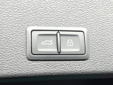 ●電動リアゲート:ワンタッチでリアゲートの開閉ができ、荷物などで両手が塞がっている状態でも簡単に開閉ができる便利機能です。