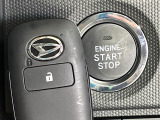 【キーフリーシステム】カバンやポケットに入れたままでもドアの施錠・解錠が可能なスマートキーを装備。エンジンのオン・オフ時もカギを取り出す必要が無いからとっても便利です♪