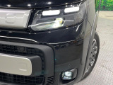 【LEDヘッドライト】悪天候や夜間走行時も良好な視界を確保し安心して運転できる高輝度LEDヘッドライトを装備!点灯速度が早く、消費電力も抑えられています。