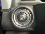 エンジンスタートボタンです。キーが車内にあれば、エンジンの始動・停止はブレーキを踏んでスイッチを押すだけ!キーを取り出す手間を省き、ワンプッシュでエンジンを操作するので簡単でスムーズです。