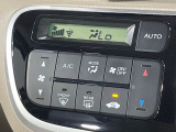 【オートエアコン】一度お好みの温度に設定すれば、車内の温度を検知し風量や温度を自動で調整。暑い&hellip;寒い&hellip;と何度もスイッチ操作をする必要はありません。快適な車内空間には必須の機能ですね♪