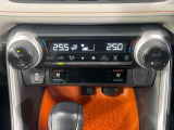 【シートヒーター&ベンチレーション】夏場は涼しい風でお尻や背中の熱やムレを防ぎ、冬はエアコンよりも早く温まってポカポカに!季節を問わず快適に過ごせます。