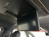 純正12.1型後席モニター付き「V12T-R72C」 後部座席でもテレビ視聴が可能で、お子様とのドライブや長距離移動も快適、ご家族でのお出かけに嬉しい装備です。