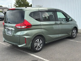 コンビネーションランプを高い位置に配置、後続車に見やすいデザインで安全にも配慮。