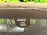 【シティブレーキアクティブシステム】低速走行中に前方の車両等を認識し、衝突しそうな時は警報とブレーキで衝突回避と被害軽減をアシスト。より安全にドライブをお楽しみいただけます。