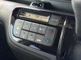 【オートエアコン】一度お好みの温度に設定すれば、車内の温度を検知し風量や温度を自動で調整。暑い&hellip;寒い&hellip;と何度もスイッチ操作をする必要はありません。快適な車内空間には必須の機能ですね♪
