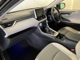 すっきりとしたデザインの内装は、さすがトヨタ車の上品さを感じます。